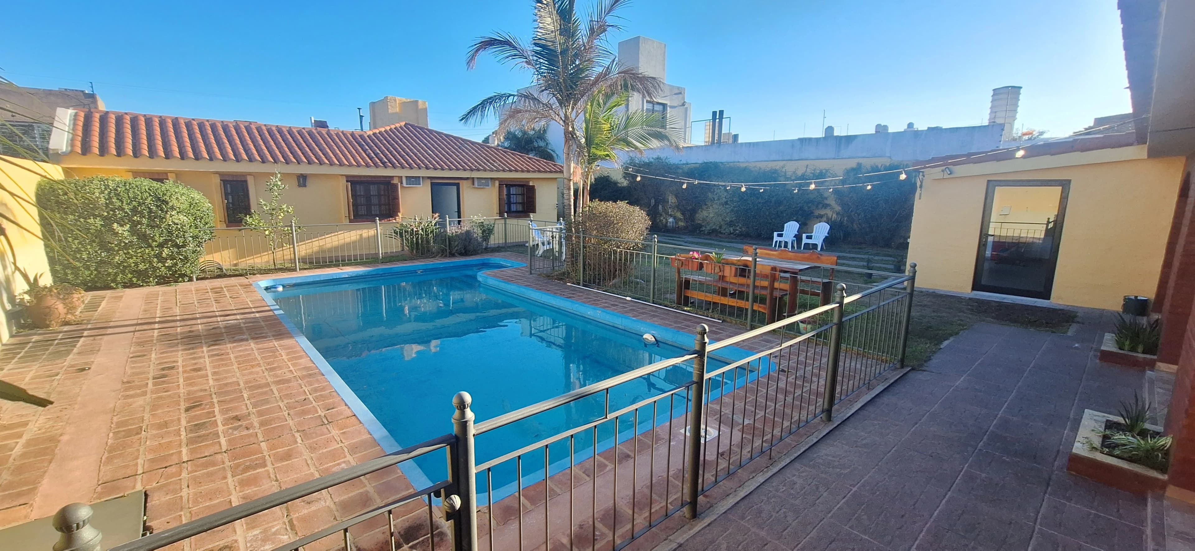 Piscina y Espacios de Actividad