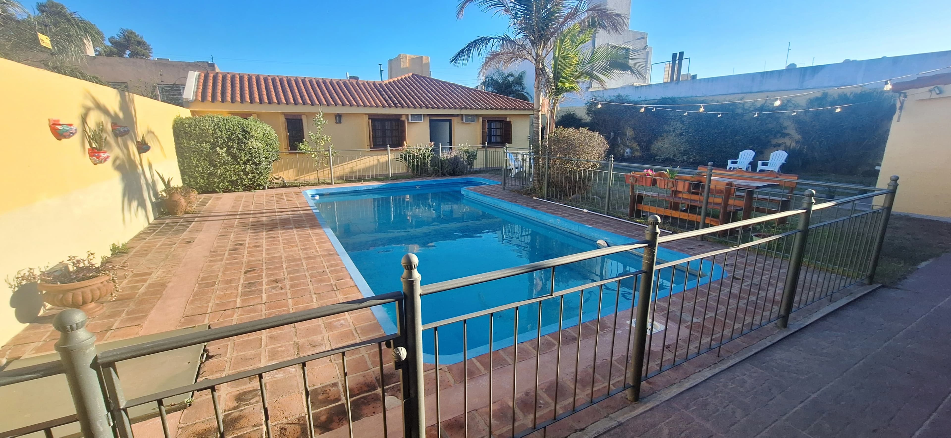 Piscina y Espacios de Actividad