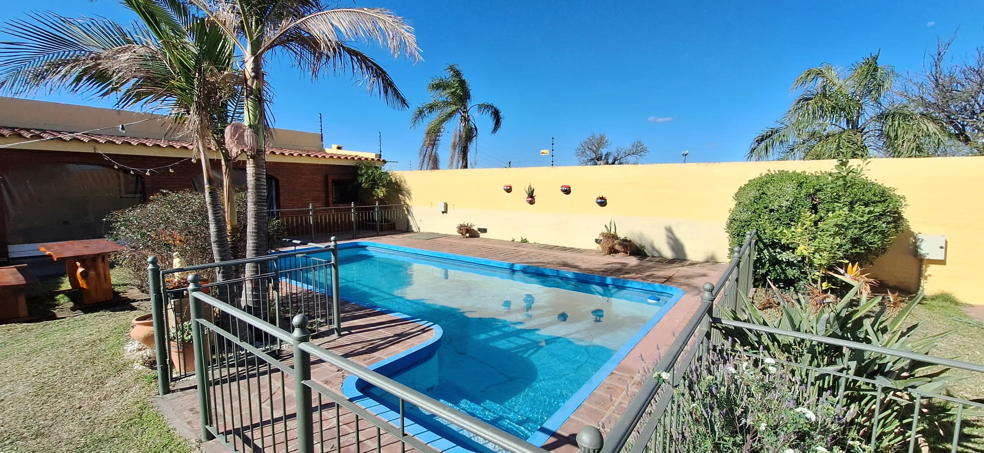 Piscina y Espacios de Actividad